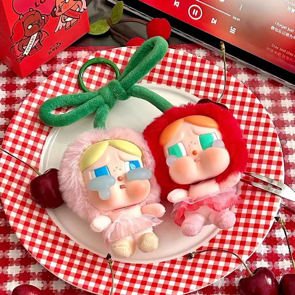 Lisa's Crybaby samassa tyylissä Itkevä vauva Jumalan rakkauden kyynelten sarja vinyylipehmo riippuva kortti, söpö yhdessä