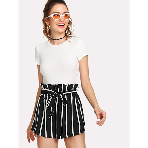 Afslappede sommershorts til kvinder med elastisk talje. Black White