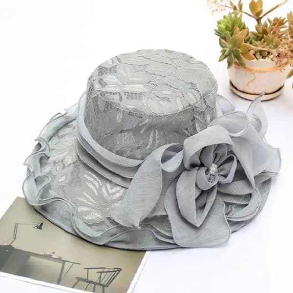 Grå dame bryllupshatt elegant blonde solhatt strandreise sommer