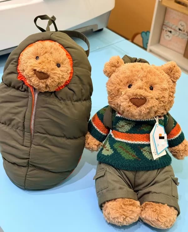 Jellycat Bartholomew Bear 'Tur' Kosedyr. (Oppbevaringspose inkludert)