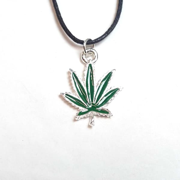 Halsband med Löv