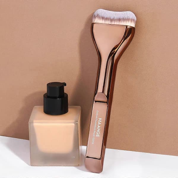 Böjd Foundationborste, Mjuka Nylonborst, Professionell Sminkborste för Flytande Foundation BB Cream Puder, Resevänlig