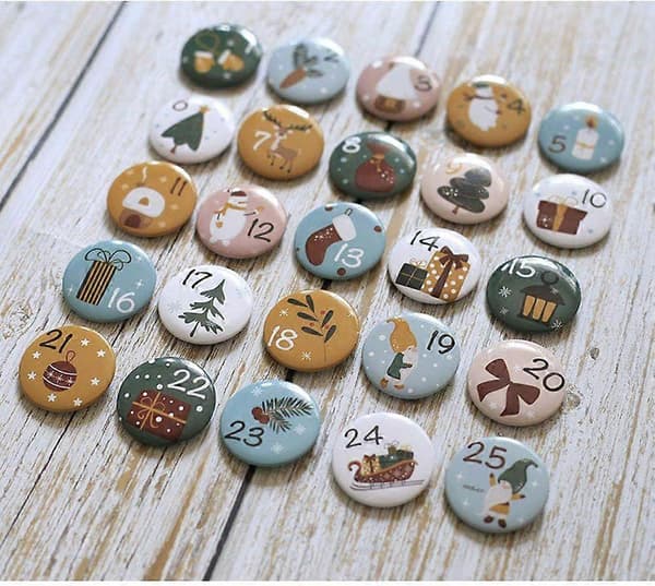 Adventskalender nummerknapper nummernåle DIY julekalender til juteposer (Julemand)
