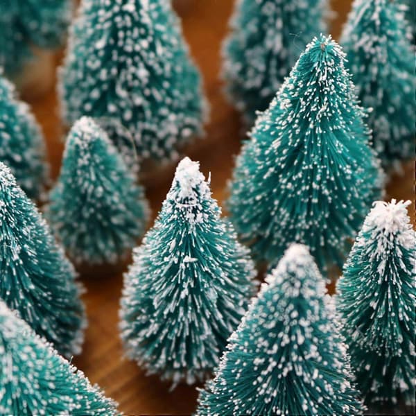 Miniatyr juletre med snøeffekt