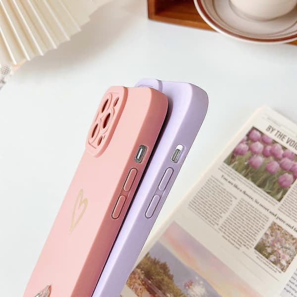 Kompatibel med iPhone 13 Pro Max etui, guld hjerte mønster flydende silikone etui til kvinder (lilla)