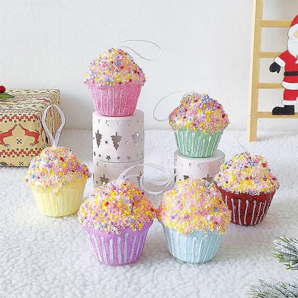 Sæt med søde julepynt-figurer: slik, donuts, cupcakes og isvafler til juletræet – julepynt og gaver