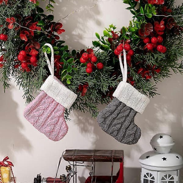 Julepynt, strikkede julestrømper, nordiske julegave-strømper, lyserøde mini-julestrikstrømper