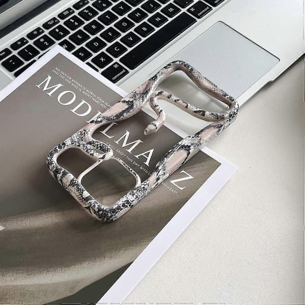 For iPhone 16 Pro Max Bumperdeksel med uthulet slangedekor TPU-telefonbakdeksel - Hvit