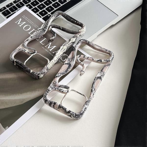 For iPhone 16 Pro Max Bumperdeksel med uthulet slangedekor TPU-telefonbakdeksel - Hvit