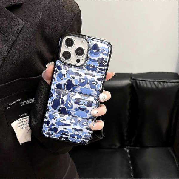 Til iPhone 16 Pro Max Cover Camo Puffer Jacket Læder TPU Bagside Cover Faldsikring - Brun