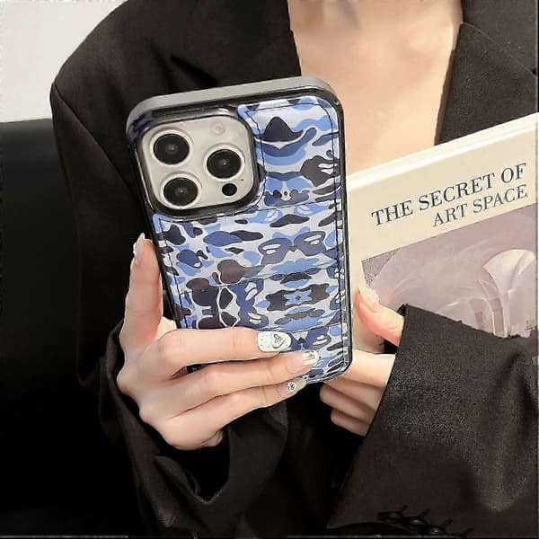 Til iPhone 16 Pro Max Cover Camo Puffer Jacket Læder TPU Bagside Cover Faldsikring - Brun