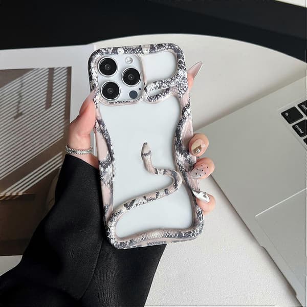 For iPhone 16 Pro Max Bumperdeksel med uthulet slangedekor TPU-telefonbakdeksel - Hvit