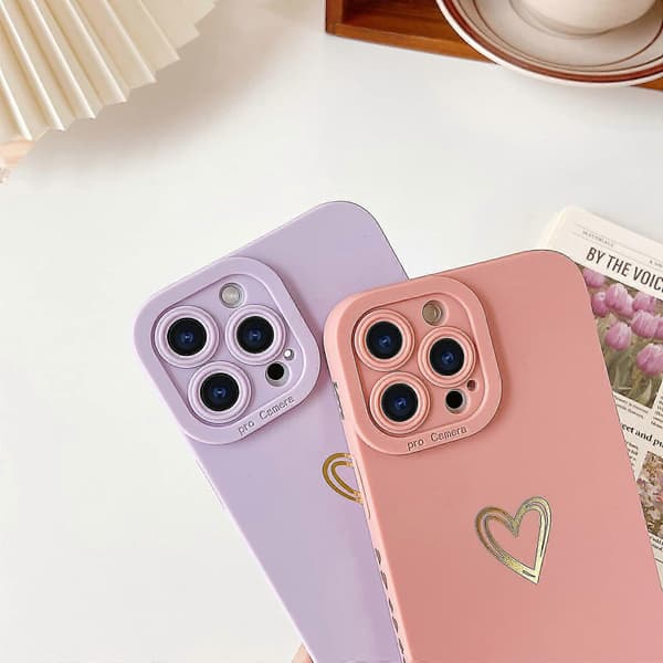 Kompatibel med iPhone 13 Pro Max etui, guld hjerte mønster flydende silikone etui til kvinder (lilla)