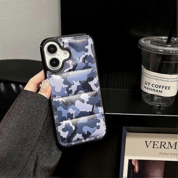 För iPhone 16 Plus Fodral Camo Puffer Jacket Läder TPU 3D Skyddsfodral - Blå