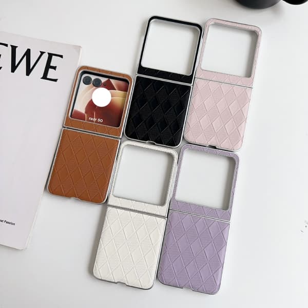 Motorola Razr 50 Ultra Skal i Pärlemorfärgad Diamantformad Rutig Läderfodral Rosa