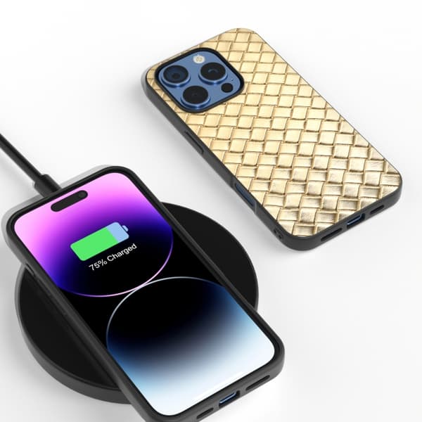 iPhone 16 Pro Max Skal med Svart Ram och Vävstruktur PU Guld