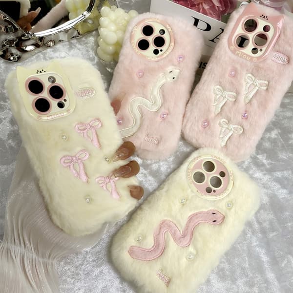 iPhone 16 Pro Max Snake Broderi Plush Silikon Skal Orm och beige