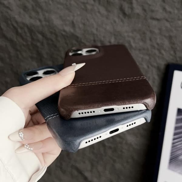 iPhone 18 Pro Max / iPhone 17 Pro Max Skal - Hybrid PU med MagSafe och Stitching Cloth Mörkbrun