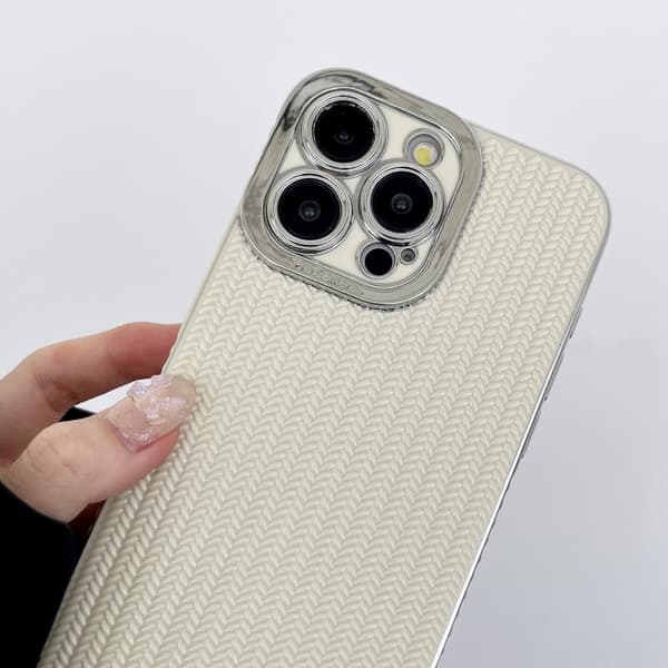 iPhone 16 Pro Skal med Elektropläterad Silverkant och Grain Textur Rosa