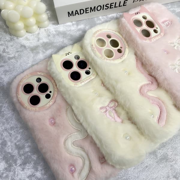 iPhone 16 Pro Max Snake Broderi Plush Silikon Skal Orm och beige
