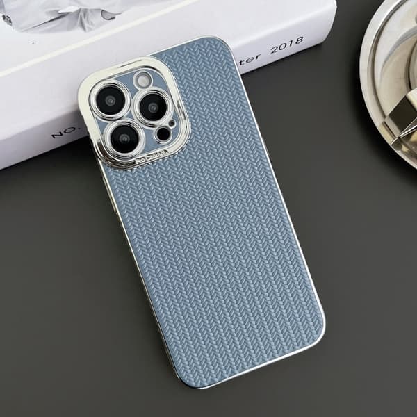 iPhone 16 Pro Skal med Elektropläterad Silverkant och Grain Textur Blå