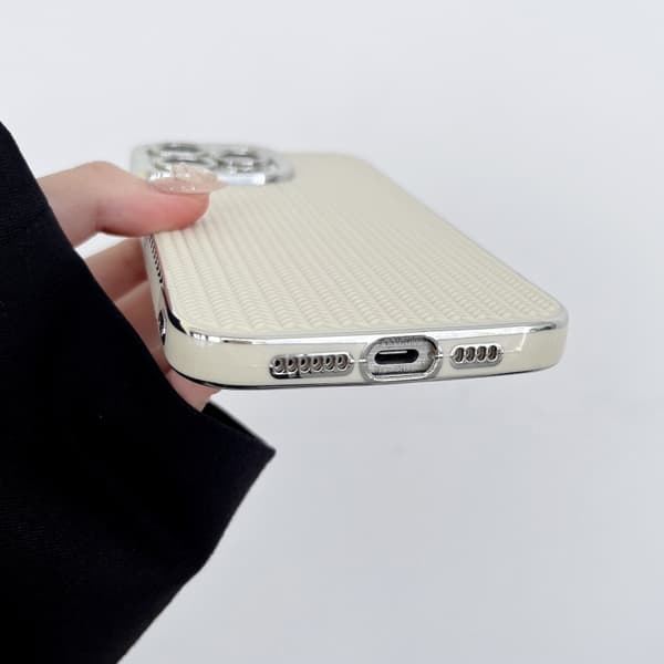 iPhone 16 Pro Max Skal med Elektropläterad Silverkant och Grain Textur Svart