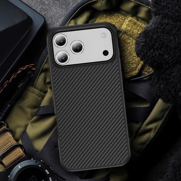 iPhone 18 Pro Max / iPhone 17 Pro Max Skal - kolfibertextur med akryl-TPU-finish Svart