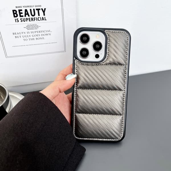 iPhone 16 Pro Max Skal med Kolfibertextur - Elegant och Skyddande Mobilfodral Grå