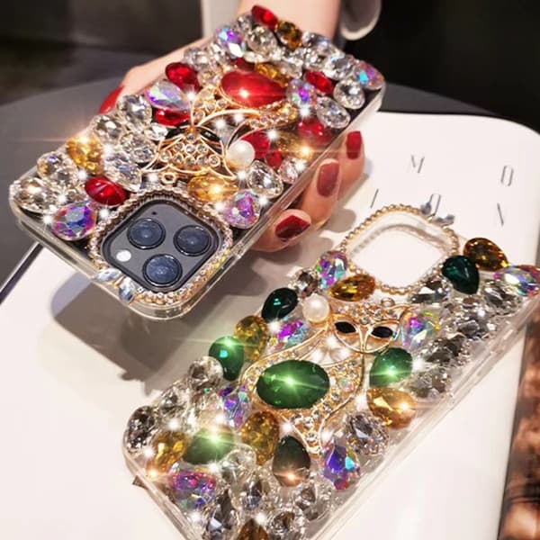 iPhone 16 Pro Skal med Handgjord Bling Rhinestone och Ädelsten Fox Design Grön