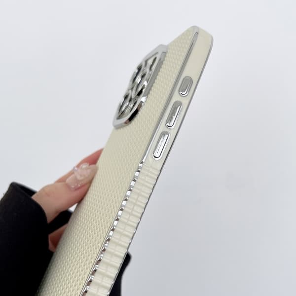 iPhone 16 Pro Max Skal med Elektropläterad Silverkant och Grain Textur Blå