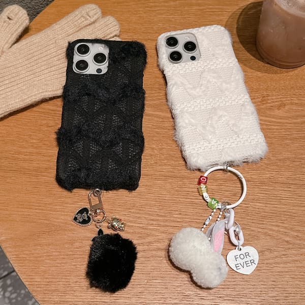 iPhone 16 Pro Max Skal med Texturerad Plush PU Hybrid PC och Docka Nyckelring Vit
