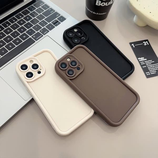 iPhone 18 Pro Max / iPhone 17 Pro Max Shockproof Skal med Frostad Yta och Precisa Hål Vinrött