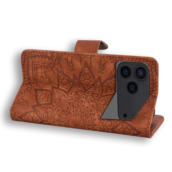 iPhone 18 Pro / iPhone 17 Pro Skal läderfodral med mandala präglad design - dubbelvik Brun