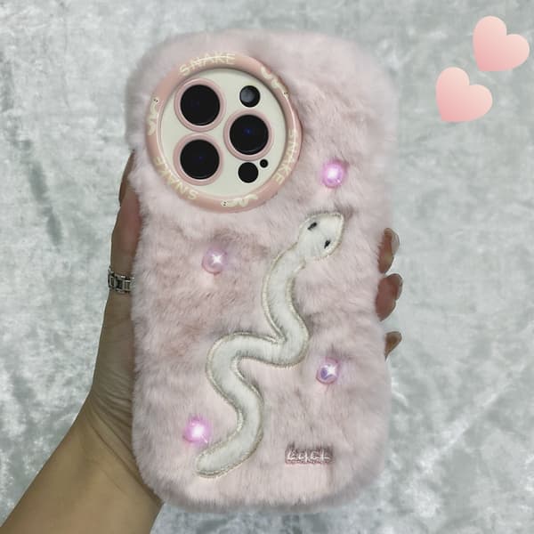 iPhone 16 Pro Snake Broderi Plush Silikon Skal Orm och rosa