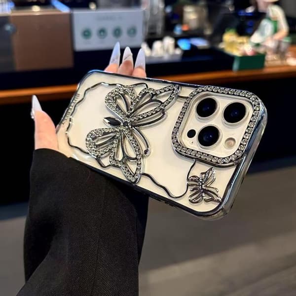 iPhone 18 Pro Max / iPhone 17 Pro Max Skal med Hålformad Fjäril och Elektroplätering Roséguld