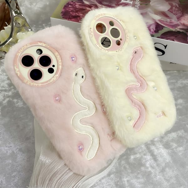 iPhone 16 Pro Max Snake Broderi Plush Silikon Skal Orm och beige