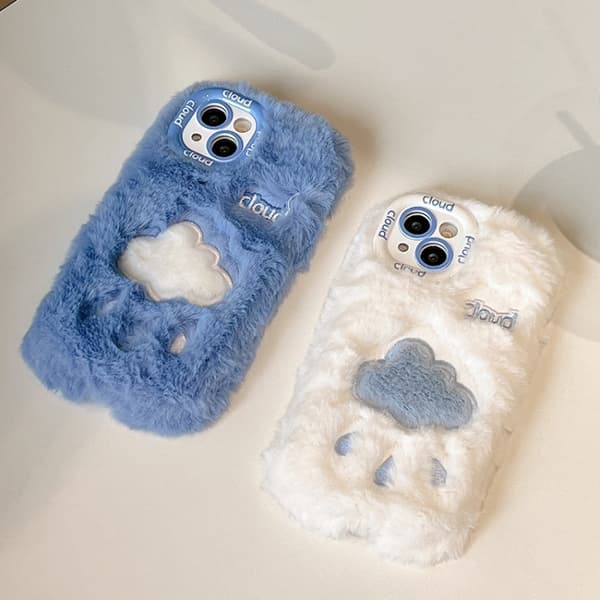 iPhone 16 Pro Plush Broderad Full Coverage Skal Vitt och blått moln