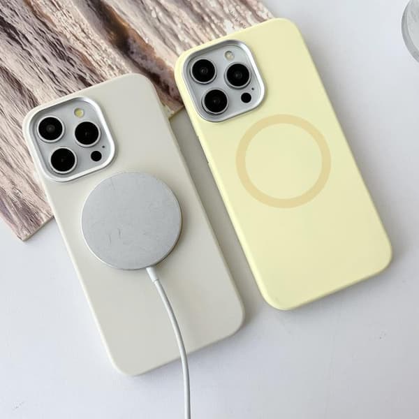 iPhone 16 Pro Metallram Flytande Silikon MagSafe Skal Guldbrun