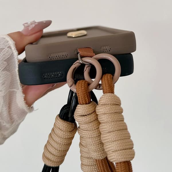 iPhone 16 Pro Solid Color 3D Kärlek TPU Skal med Lanyard Svart