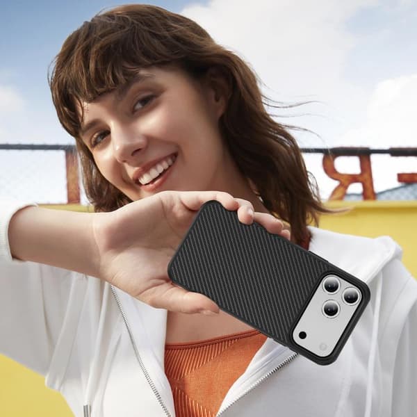 iPhone 18 Pro Max / iPhone 17 Pro Max Skal - kolfibertextur med akryl-TPU-finish Svart