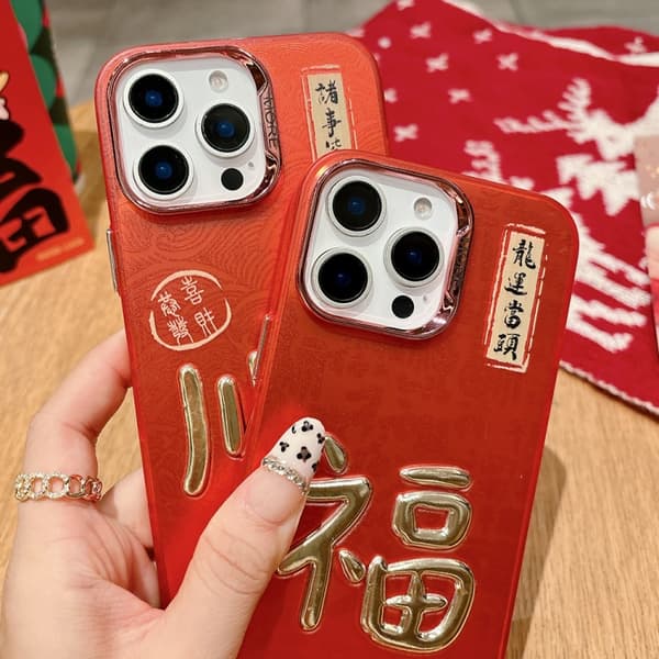 iPhone 16 Pro Max Skal med Nyårsdesign, 3D Guldstämpling och Kristallkedja Förmögenhet