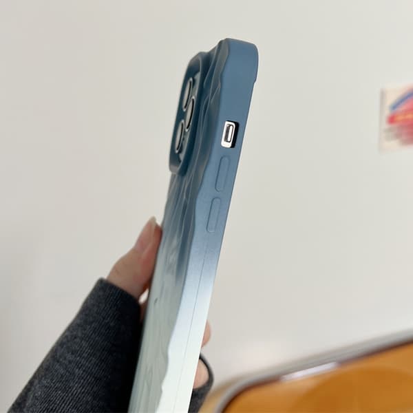 iPhone 16 Pro Skal med Rynkig Gradient och Frostad TPU Blå Vit