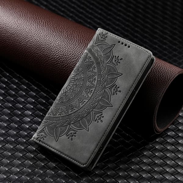 iPhone 16 Pro Max Totem Prägad Magnetisk Läder Skal - Elegant Fodral för iPhone 16 Pro Max Grå