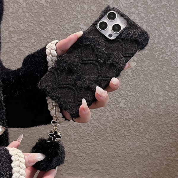 iPhone 16 Pro Max Skal med Texturerad Plush PU Hybrid PC och Docka Nyckelring Vit