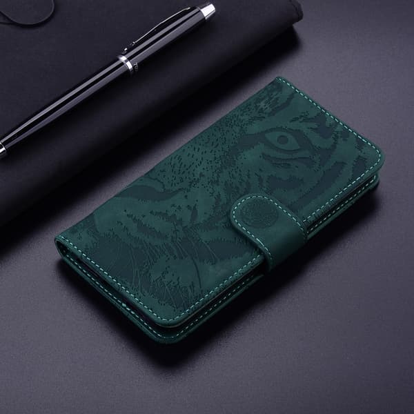 iPhone 16 Pro Tiger Embossing Pattern Fodral - Elegant och Slitstark Skal Läder Grön