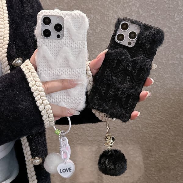 iPhone 16 Pro Max Skal med Texturerad Plush PU Hybrid PC och Docka Nyckelring Vit