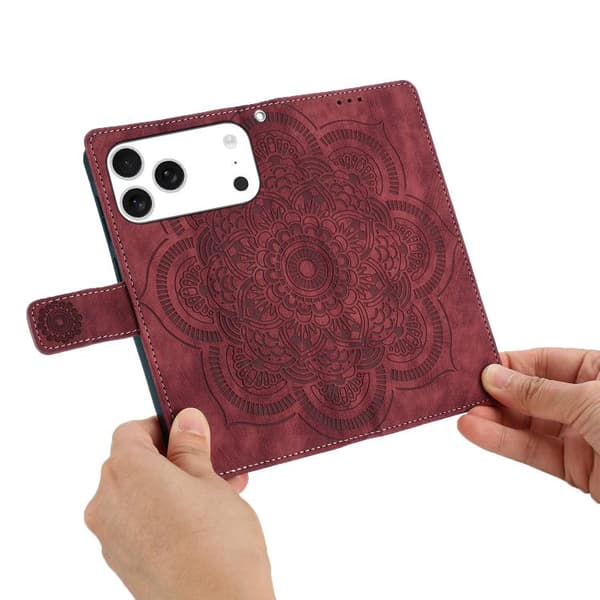 iPhone 18 Pro Max / iPhone 17 Pro Max Skal Läderfodral med Mandala Prägling - Retro Frostad Design Röd