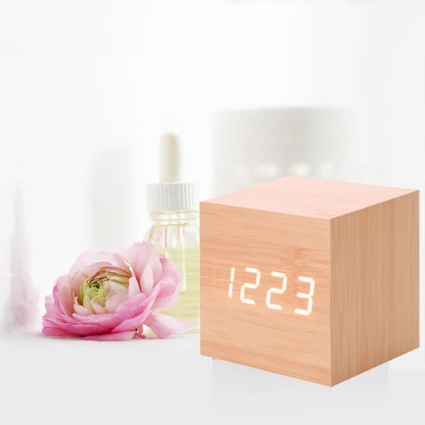 Flerfärgad ljudkontroll träklocka modern digital LED skrivbordsalarmklocka termometer timer trä vit