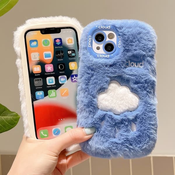 iPhone 16 Pro Plush Broderad Full Coverage Skal Vitt och blått moln