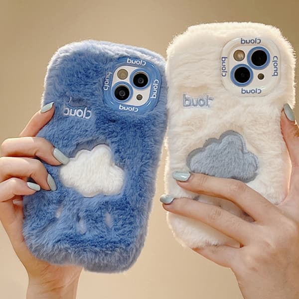 iPhone 16 Pro Plush Broderad Full Coverage Skal Vitt och blått moln
